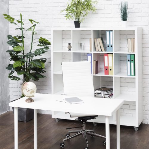 Bureau blanc et lumineux