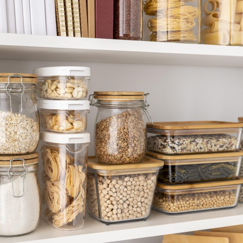 Étagères avec récipients alimentaires (1)