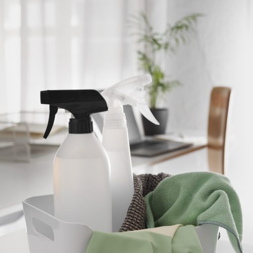 Produits ménagers dans un e bassine